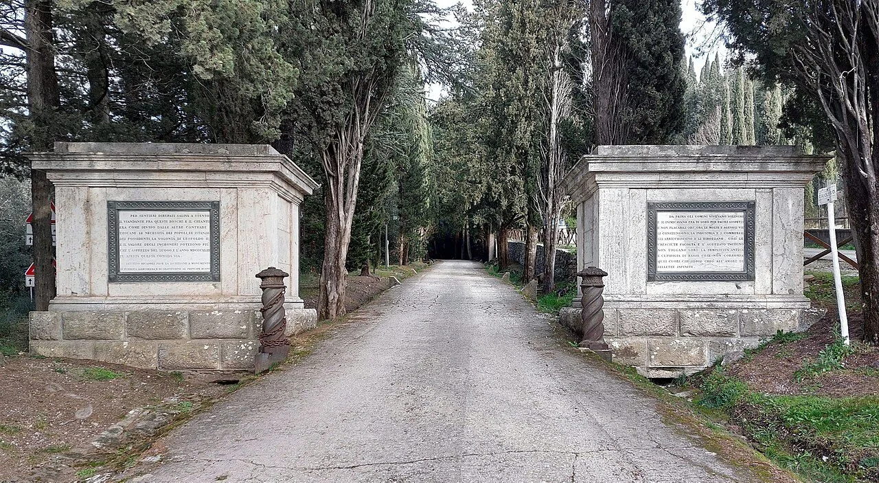 L'ingresso del viale che sale al Castello di Brolio