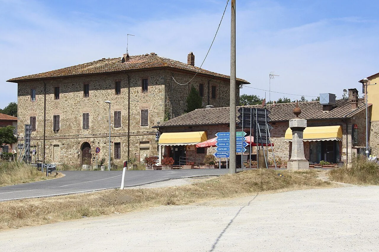 Le case della località Colonna del Grillo lungo la strada statale
