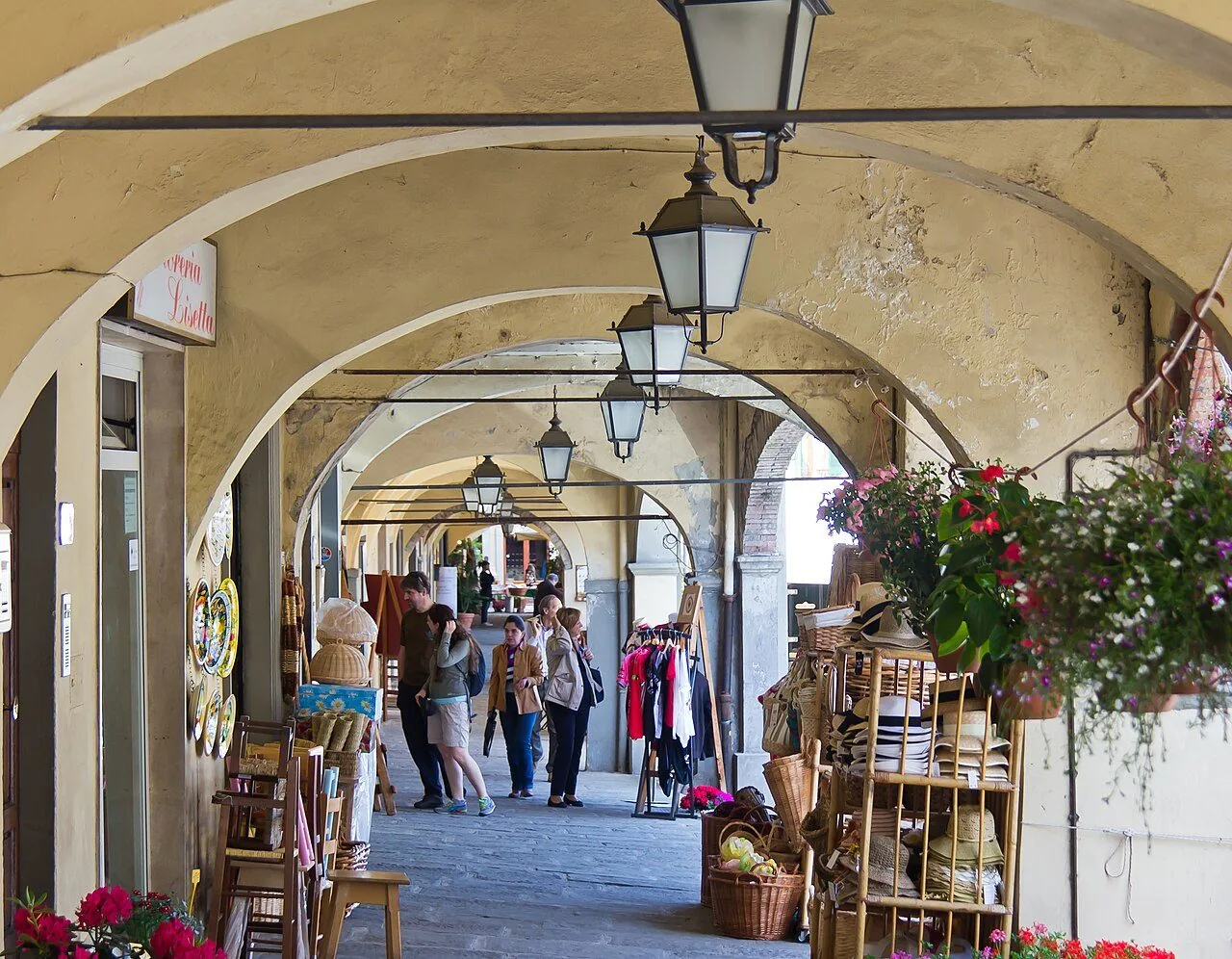 I portici di Piazza Matteotti a Greve in Chianti