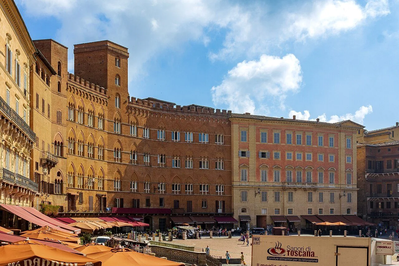 Piazza del Campo a Siena con i palazzi e i tavolini dei caffè