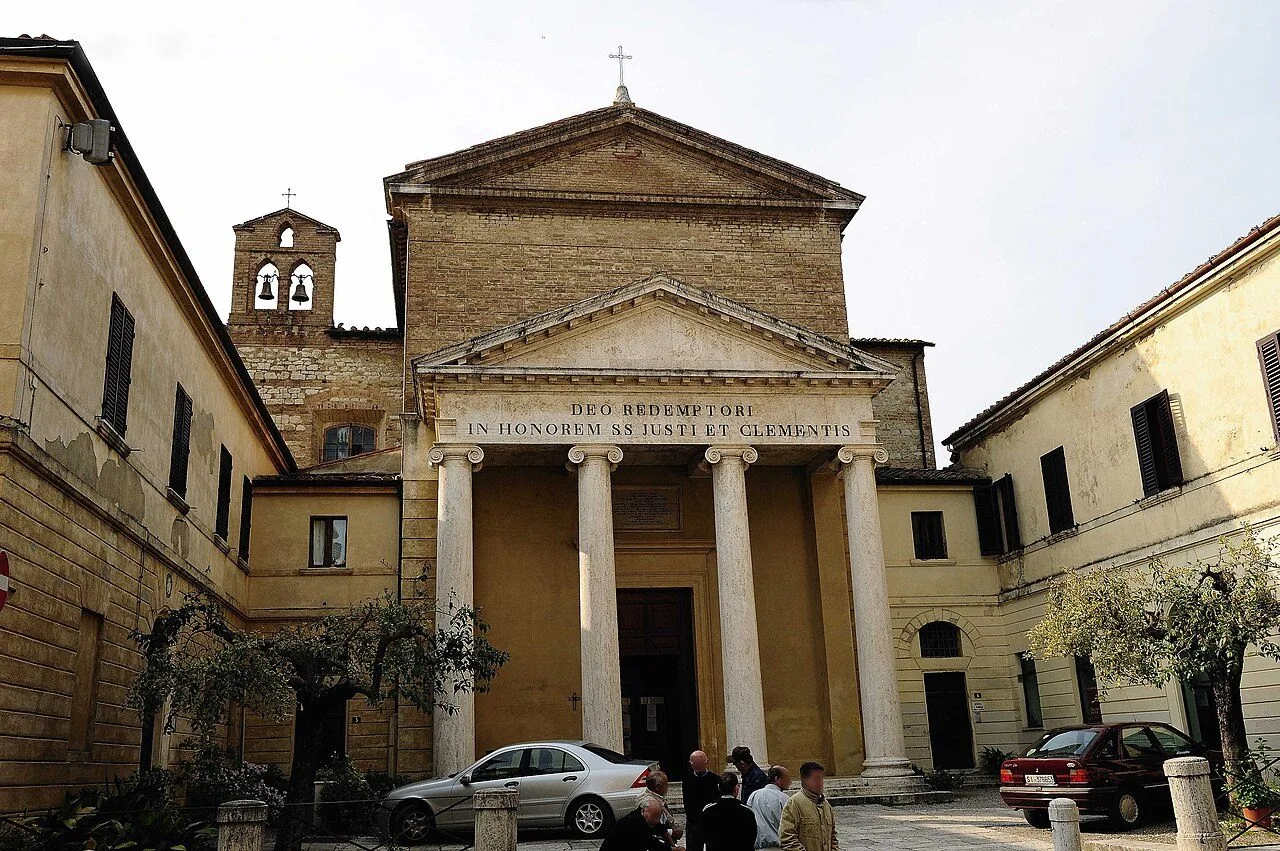 La facciata neoclassica della Propositura dei Santi Giusto e Clemente