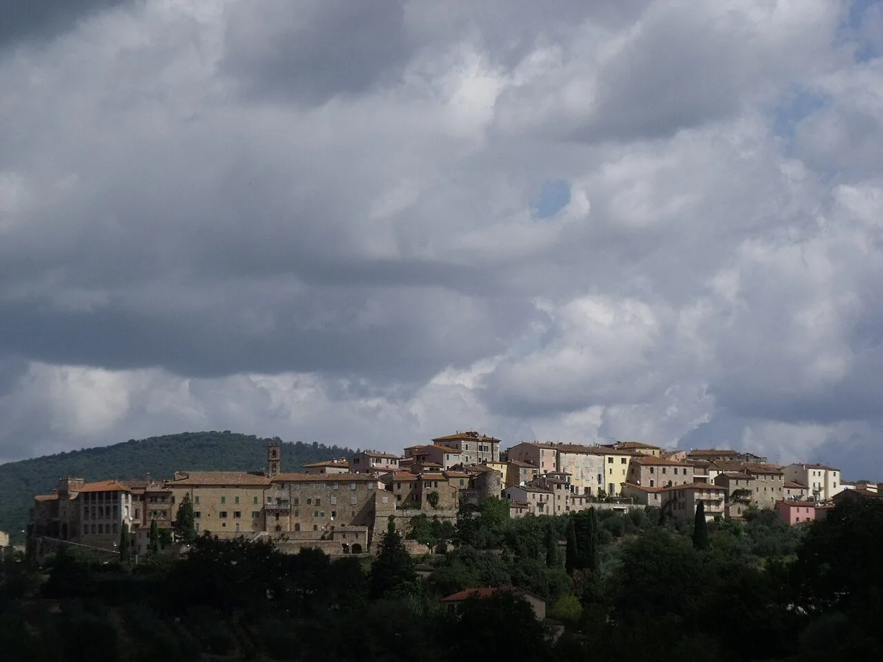 Il profilo di Rapolano Terme sulle colline