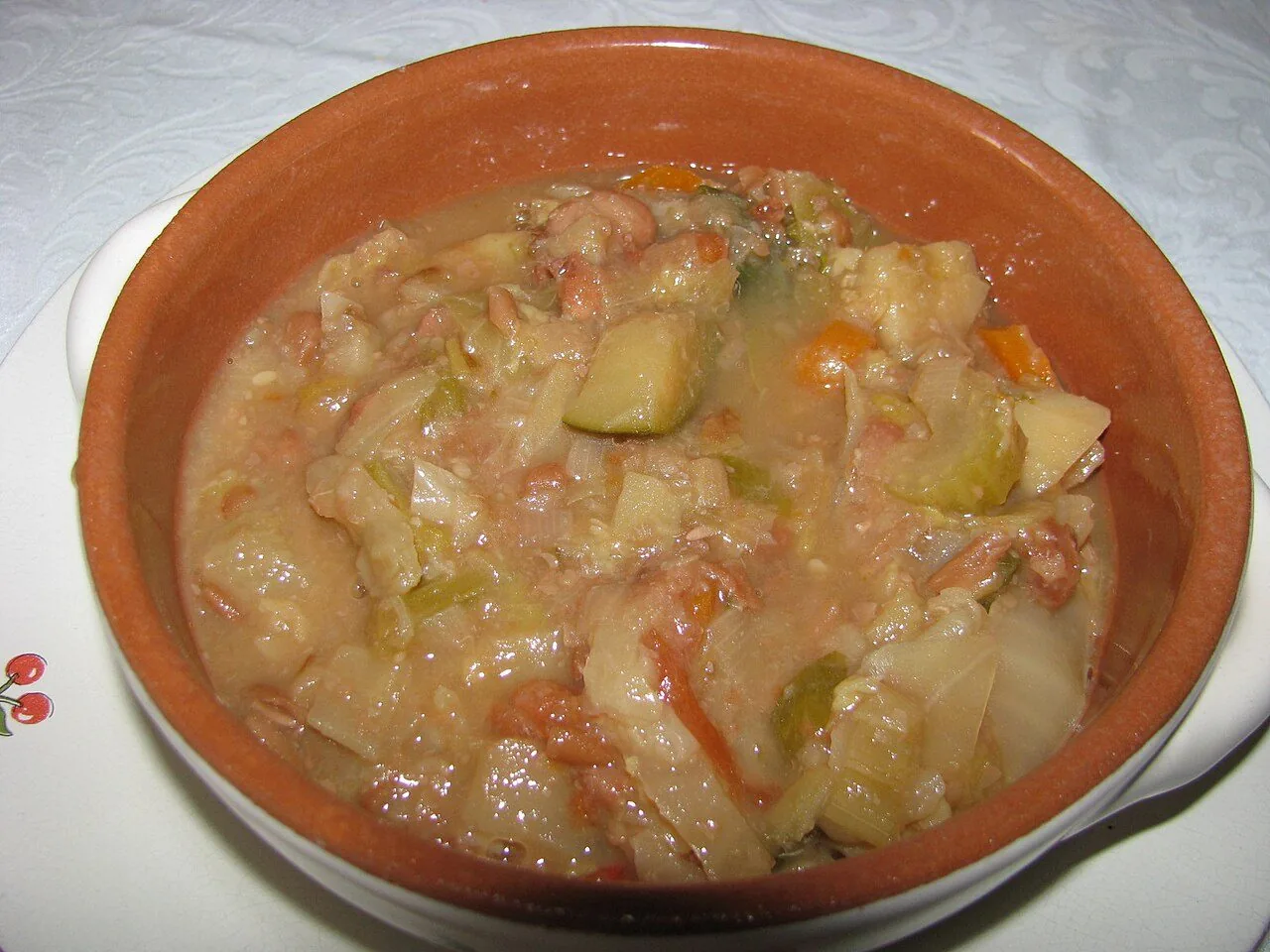 Una ciotola di terracotta con la ribollita toscana