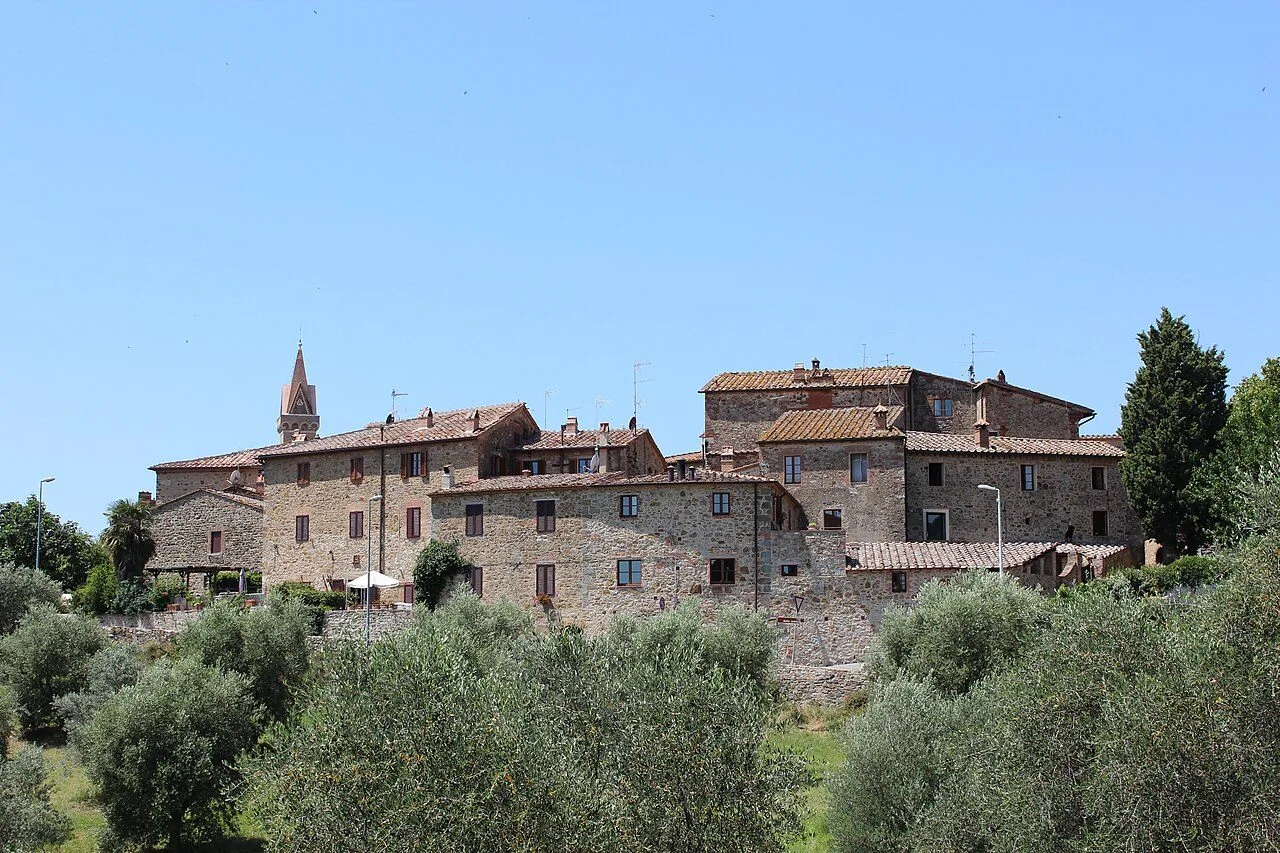 Il borgo murato di San Gusmè visto tra gli olivi