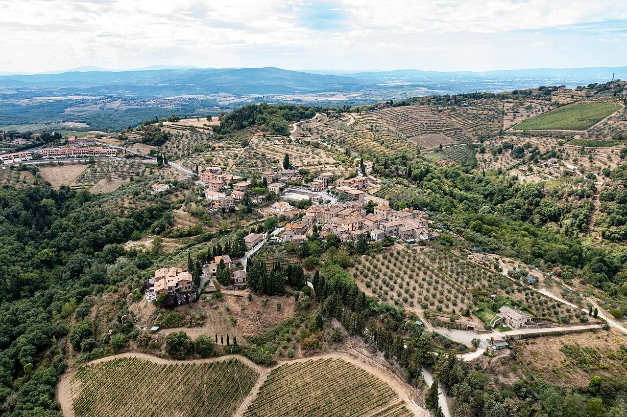 Vagliagli visto dall'alto, circondato da vigneti e olivi