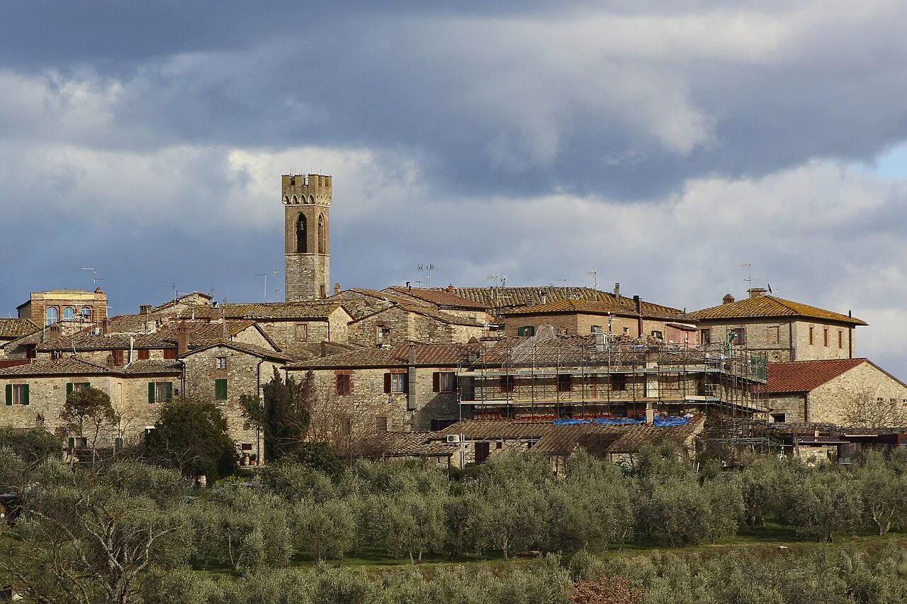 Il borgo di Villa a Sesta con la torre e la chiesa